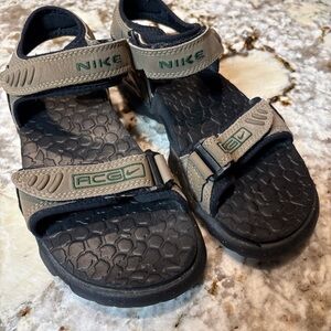 Nike Women’s ACG Hiking Velcro adjustable strap Sandal in size 7